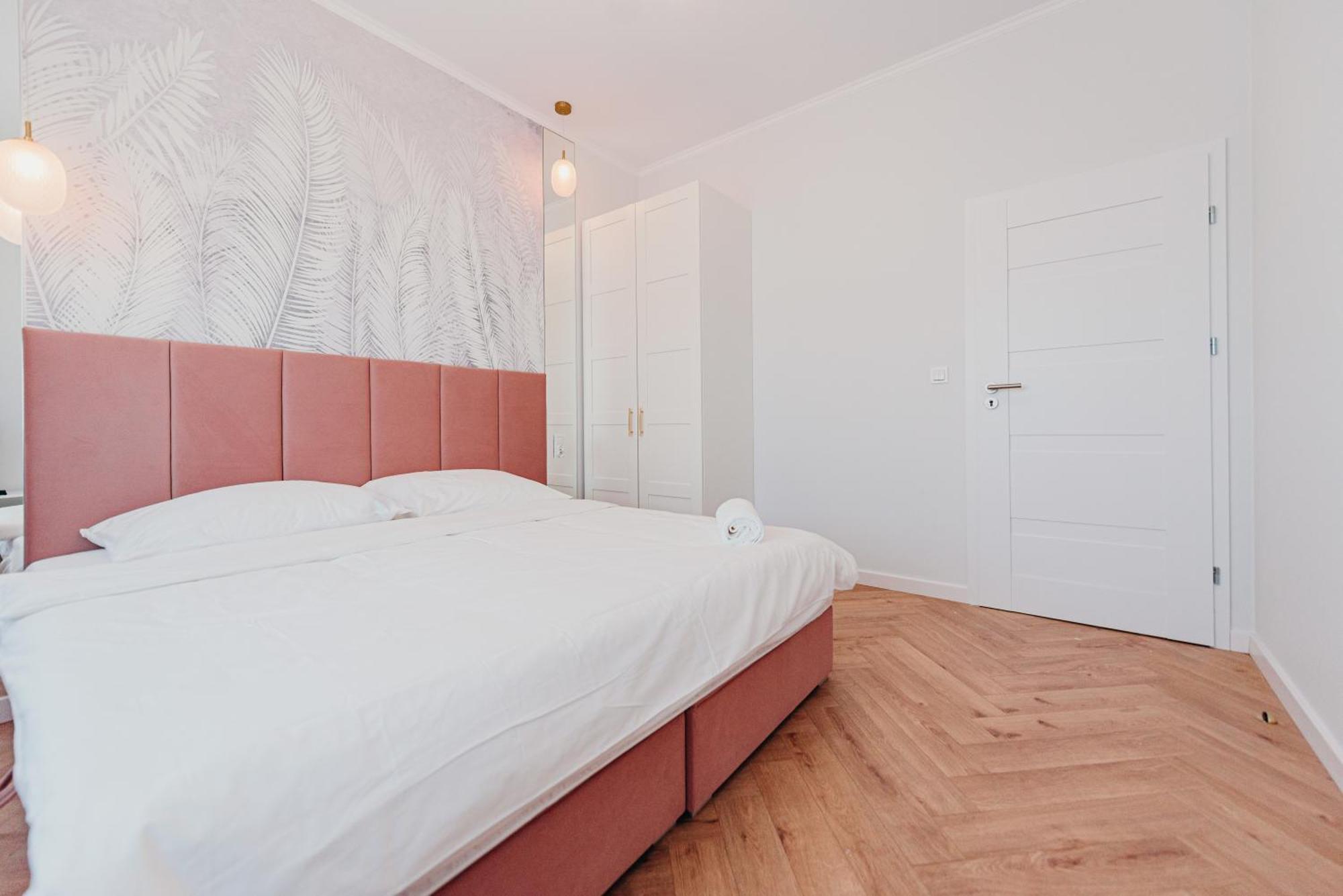 3 Bedrooms Premium Bella Rosa For 8 Guests With Ac And Underground Parking Rzeszow Dış mekan fotoğraf