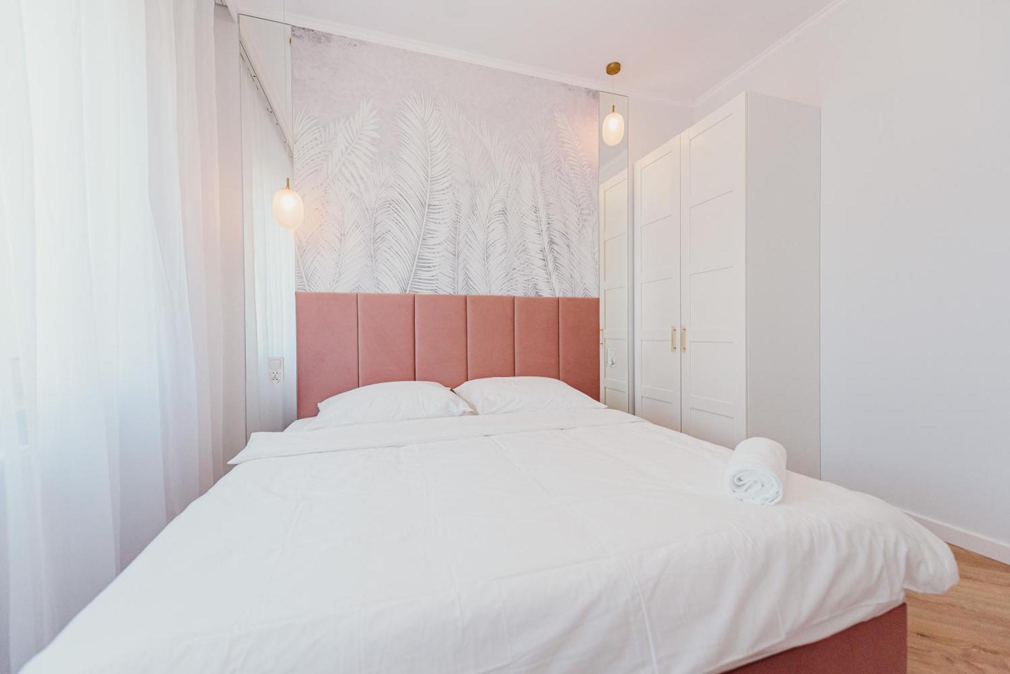 3 Bedrooms Premium Bella Rosa For 8 Guests With Ac And Underground Parking Rzeszow Dış mekan fotoğraf