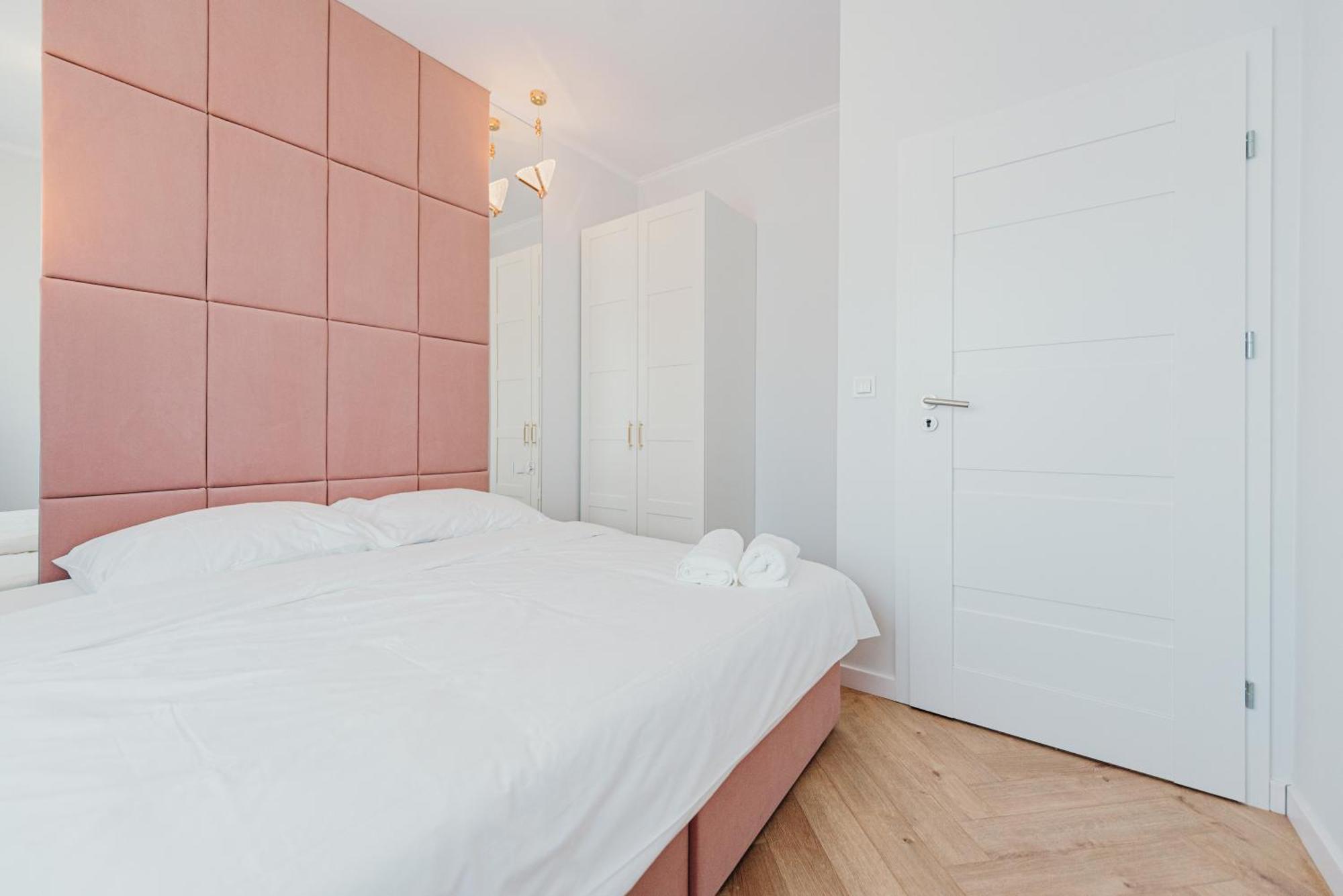 3 Bedrooms Premium Bella Rosa For 8 Guests With Ac And Underground Parking Rzeszow Dış mekan fotoğraf