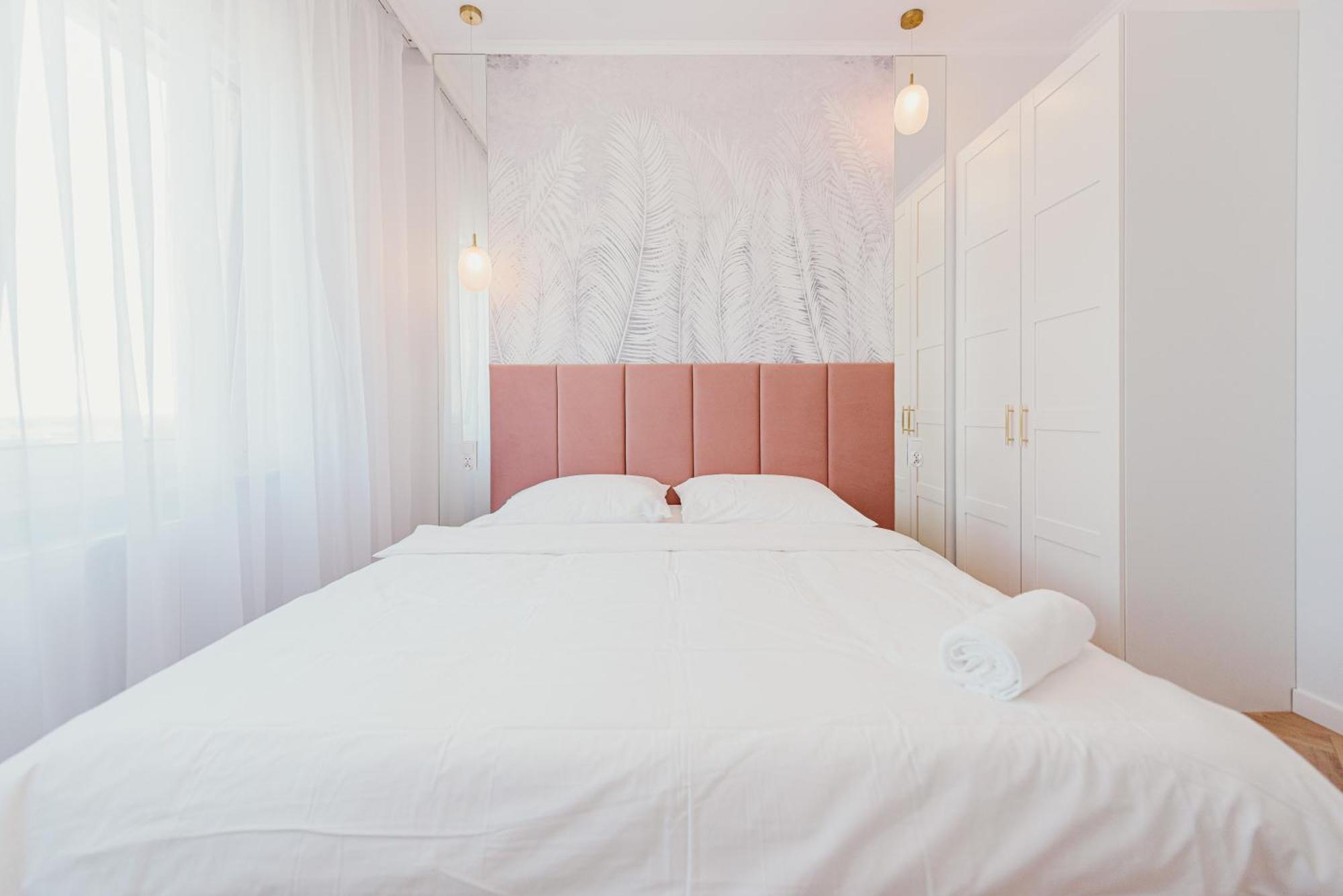 3 Bedrooms Premium Bella Rosa For 8 Guests With Ac And Underground Parking Rzeszow Dış mekan fotoğraf